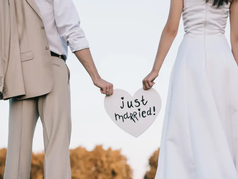 una pareja de recién casados debe saber sobre finanzas